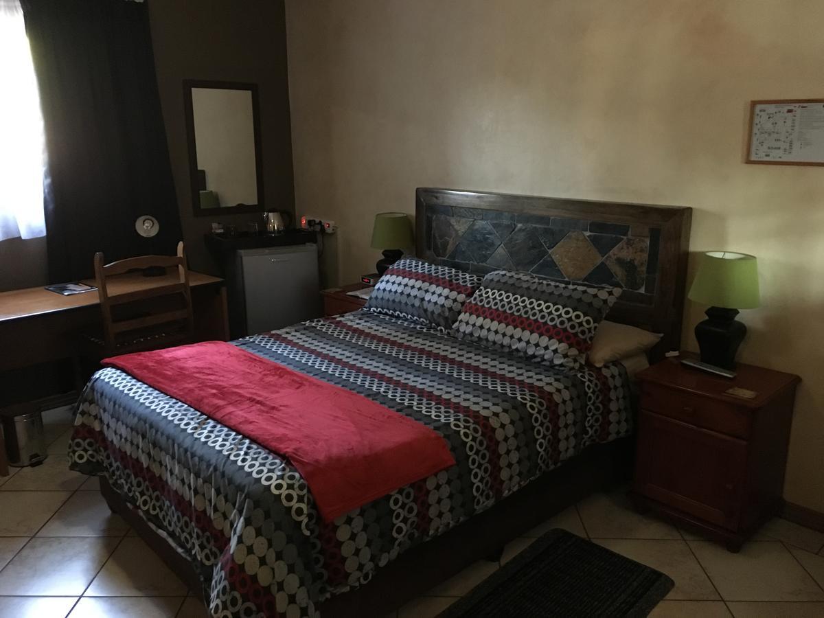 Lions Rest Guest House Germiston Exteriör bild